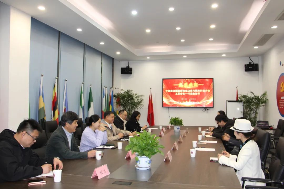 中國(guó)商聯(lián)商業(yè)店裝與展陳行業(yè)分會(huì)會(huì)長(zhǎng)王躍一行到訪浙江工商大學(xué)創(chuàng)業(yè)園參觀交流、共促發(fā)展